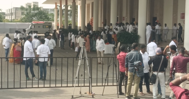 தமிழக வெற்றிக் கழகத் தலைவர் விஜய் தலைமையில்,  மாமல்லபுரத்தில் இன்று கட்சியின் முதல் கிறிஸ்துமஸ் பெருவிழா