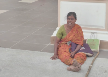 தன்னை தாக்கியவர்கள் மீதும், பணத்தை வாங்கிக் கொண்டு ஏமாற்றுபவர்கள் மீதும் ஆடு திருடப்பட்டது தொடர்பாக திடீர் தர்ணா போராட்டம்