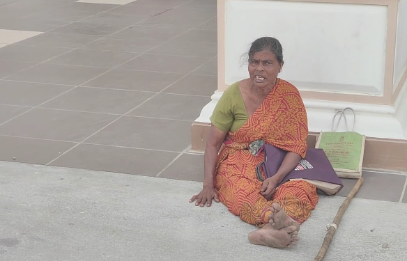 தன்னை தாக்கியவர்கள் மீதும், பணத்தை வாங்கிக் கொண்டு ஏமாற்றுபவர்கள் மீதும் ஆடு திருடப்பட்டது தொடர்பாக திடீர் தர்ணா போராட்டம்