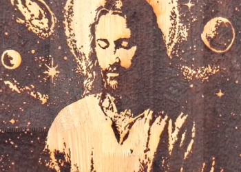 ஏசுகிறிஸ்துவின் உருவத்தை சூரிய ஒளியைக்கொண்டு மரப்பலகையில் தத்ரூபமாக வரைந்த ஆசியாவின் முதல் சன்லைட் வுட் பர்னிங் ஆர்ட்டிஸ்ட்