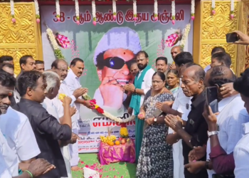 முன்னாள் முதல்வர் MGR-ன் நினைவு தினத்தை முன்னிட்டு மயிலாடுதுறையில் ADMK-வினர் அவரின் திருஉருவப்படத்திற்கு மலர்தூவி அஞ்சலி
