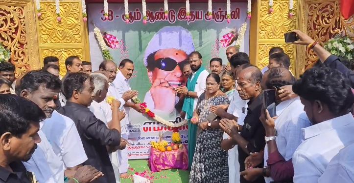 முன்னாள் முதல்வர் MGR-ன் நினைவு தினத்தை முன்னிட்டு மயிலாடுதுறையில் ADMK-வினர் அவரின் திருஉருவப்படத்திற்கு மலர்தூவி அஞ்சலி