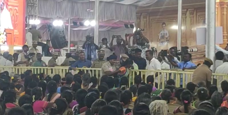 கள்ளக்குறிச்சியில் முதல்வர் பேசிக்கொண்டிருந்தபோது கை குழந்தையுடன் பெண் ஒருவர் சார் சார் என கூச்சலிட்டதால்  பரபரப்பு 