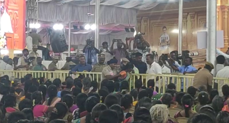 கள்ளக்குறிச்சியில் முதல்வர் பேசிக்கொண்டிருந்தபோது கை குழந்தையுடன் பெண் ஒருவர் சார் சார் என கூச்சலிட்டதால்  பரபரப்பு 