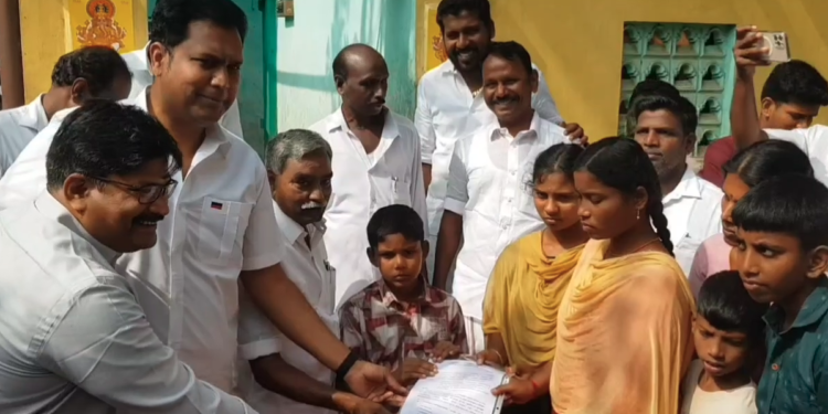 நன்னிமங்கலம் தாய்,தந்தையை இழந்து வசித்துவரும் குழந்தைகளுக்கு இலவச வீட்டுமனை பட்டா சட்டமன்றஉறுப்பினர் வழங்கினார்