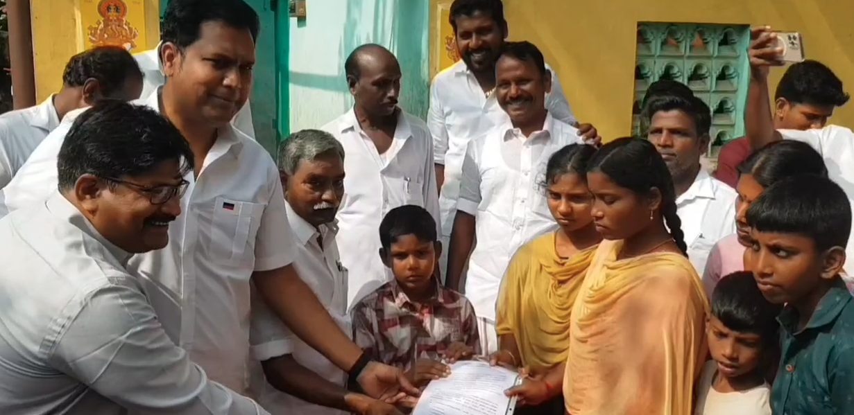 நன்னிமங்கலம் தாய்,தந்தையை இழந்து வசித்துவரும் குழந்தைகளுக்கு இலவச வீட்டுமனை பட்டா சட்டமன்றஉறுப்பினர் வழங்கினார்