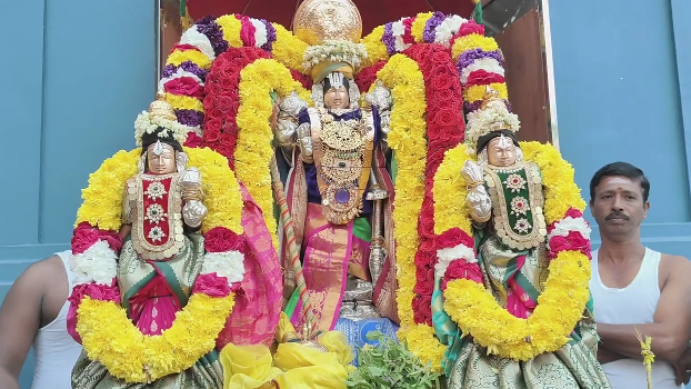 மயிலாடுதுறை அருகே 14 அடி உயரத்தில் ஒரே அத்திமரத்திலான கோழிகுத்தி வானமுட்டி பெருமாள் கோயிலில் வைகுண்ட ஏகாதசி முன்னிட்டு சொர்க்கவாசல் திறப்பு