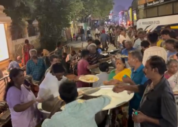 சென்னைகோயம்பேடுபேருந்துநிலையம்அருகில் நேற்றுஇரவுசுமார் 300 பேருக்குஅன்னதானம்