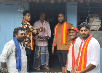 திருவாரூரில் மழையால் பாதிக்கப்பட்டு வீடுகளை விட்டு வெளியே வர முடியாதவர்களுக்கு நிவாரண பொருட்களை வழங்கியTVKதினர்