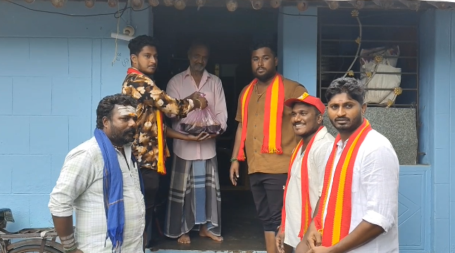 திருவாரூரில் மழையால் பாதிக்கப்பட்டு வீடுகளை விட்டு வெளியே வர முடியாதவர்களுக்கு நிவாரண பொருட்களை வழங்கியTVKதினர்