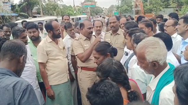 சீர்காழி வைத்தீஸ்வரன் கோயில் காவல் நிலையம் முன்பு காணாமல் போன பெண்ணிற்கு உறவினர்கள் சாலை மறியல்