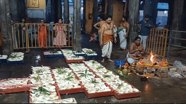 சீர்காழி அருகே கார்த்திகை மாத சோமவாரத்தை முன்னிட்டு 1008 சங்க அபிஷேகம்