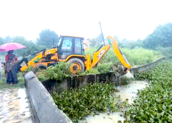 வெண்ணாறு வடிநில ஆறுவடிகால் வாய்க்கால்களில் நடந்துவரும் ஆகாயத்தாமரை செடிகளை அகற்றும்பணி