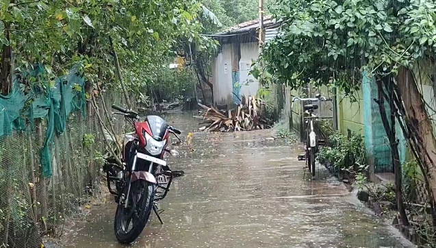 தரங்கம்பாடி சுற்றுவட்டார பகுதிகளில் கடந்த 24 மணி நேரத்திற்கு மேலாக மழை விவசாயிகள் கவலை இயல்புவாழ்க்கை பாதிப்பு