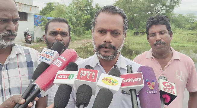 மயிலாடுதுறை புறநகர் பகுதிகளில் குடியிருப்புகளை சூழ்ந்த மழை நீர் வடியாத நிலையில் வெளியேற முடியாமல் பொதுமக்கள் அவதி