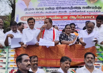 மயிலாடுதுறை நகர் எங்கும் வழிந்து ஓடும் பாதாள சாக்கடை கழிவுநீர்,DMKநகராட்சி நிர்வாகத்தை கண்டித்து ADMKஆர்ப்பாட்டம்