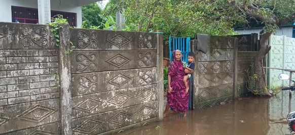 திருமுல்லைவாசல் காமராஜர் நகர்,SKLநகர் உள்ளிட்ட 40-க்கும் மேற்பட்டவீடுகளை சூழ்ந்த மழை நீர் வீடுகளை விட்டு வெளியே வர முடியாமல் தவிக்கும் மக்கள்