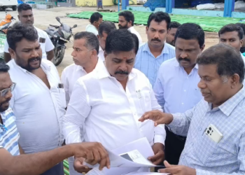 சந்திரபாடி மீனவர் கிராமத்தில் உள்ள மீன்பிடி துறைமுகம் ஆற்றில் ரூ.32 கோடி மதிப்பீட்டில் நேர்கல் சுவர், மீன் இறங்குதளம் பணி