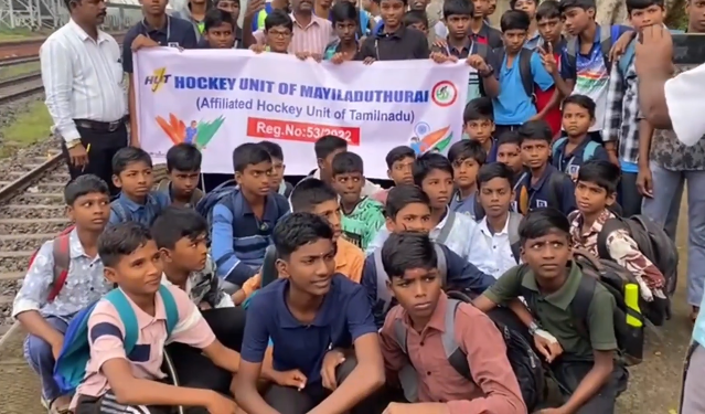 மயிலாடுதுறை பல்வேறு பள்ளிகளை சேர்ந்த ஹாக்கிவிளையாட்டு வீரர்கள் ஜூனியர் ஆடவர் உலகக்கோப்பை அரைஇறுதி போட்டி