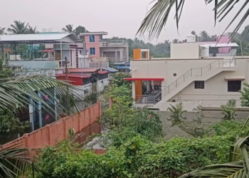 கழுக்காணி முட்டம் கிராமத்தில் டிட்வா புயல் கனமழையால் தண்ணீர் சூழ்ந்த நிலை 7நாட்களுக்கு மேலாகியும் வடியாததால் பொதுமக்கள் அவதி