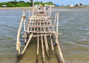 மாத்தாம்பட்டினம் கிராமத்தில் பிரதான சாலையில் பள்ளிக்கு சென்றால் ஏற்படும் நேரவிரயத்தை தடுக்க ஆபத்தான முறை