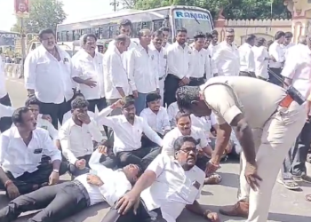 நீதிமன்ற வழக்கை ஆன்லைன் பதிவு செய்யும் நடைமுறையை ரத்து செய்து வழக்கறிஞர்கள் சாலை மறியல்