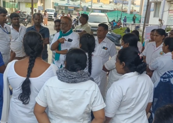 பணி நிரந்தம் கோரி மயிலாடுதுறையில் ஒப்பந்த செவிலியர்கள் தொடர் காத்திருப்பு போராட்டம்