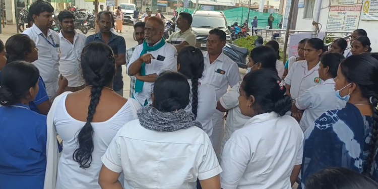 பணி நிரந்தம் கோரி மயிலாடுதுறையில் ஒப்பந்த செவிலியர்கள் தொடர் காத்திருப்பு போராட்டம்