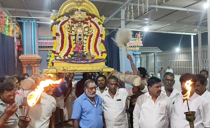 தரங்கம்பாடி புகழ்பெற்ற அனந்தமங்கலம் ஆஞ்சநேயர் கோயிலில் அனுமன் ஜெயந்தி விழா முன்னிட்டு அர்ச்சனை