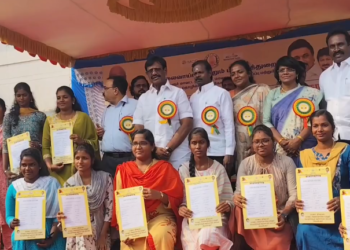 தனியார் துறை வேலைவாய்ப்பு முகாமை அமைச்சர் சாமு நாசர்,குத்துவிளக்கு ஏற்றி தொடங்கி வைத்தார்