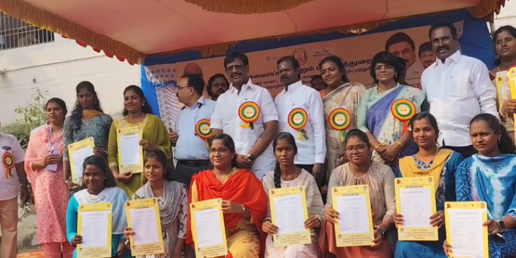 தனியார் துறை வேலைவாய்ப்பு முகாமை அமைச்சர் சாமு நாசர்,குத்துவிளக்கு ஏற்றி தொடங்கி வைத்தார்