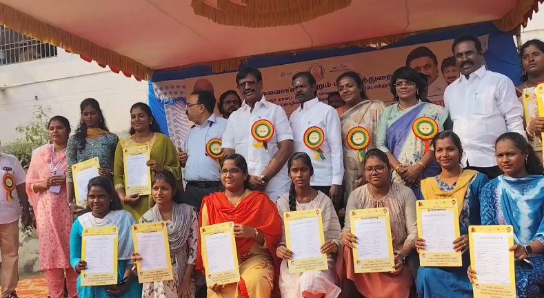 தனியார் துறை வேலைவாய்ப்பு முகாமை அமைச்சர் சாமு நாசர்,குத்துவிளக்கு ஏற்றி தொடங்கி வைத்தார்