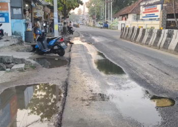 கலுங்கடி சாலையில் பள்ளம் குடிநீர்குழாயில் உடைந்து நீர்வீணாகிறது5நாட்களாகியும் நடவடிக்கை எடுக்கவில்லை