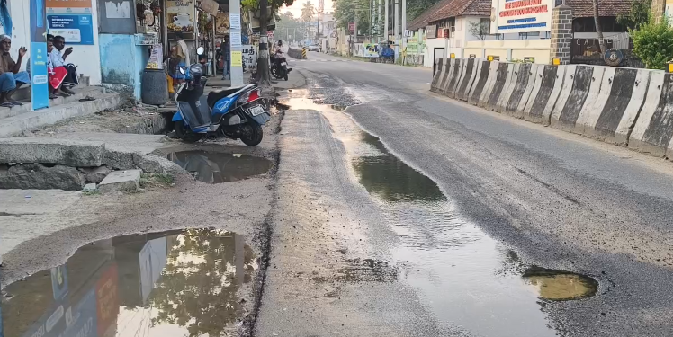 கலுங்கடி சாலையில் பள்ளம் குடிநீர்குழாயில் உடைந்து நீர்வீணாகிறது5நாட்களாகியும் நடவடிக்கை எடுக்கவில்லை