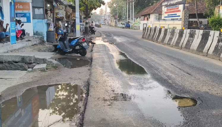 கலுங்கடி சாலையில் பள்ளம் குடிநீர்குழாயில் உடைந்து நீர்வீணாகிறது5நாட்களாகியும் நடவடிக்கை எடுக்கவில்லை