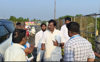 மயிலாடுதுறையில் மூடப்பட்டு புனரமைப்பு செய்யப்பட்டு வரும் ரயில்வே மேம்பாலம் திறக்கப்படாததால் M.L.A மீண்டும் ஆய்வு