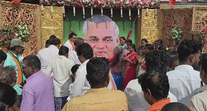 முன்னாள் பாரதப் பிரதமர் அடல் பிகாரி வாஜ்பாய் பிறந்தநாளை முன்னிட்டு மயிலாடுதுறையில் ஏழை எளியவர்களுக்கு நலத்திட்ட உதவி