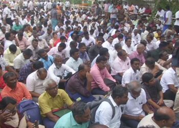 10 அம்ச கோரிக்கைகளை வைத்து போராட்டம் நடத்திய ஆசிரியர் சங்கத்தினர் கைது