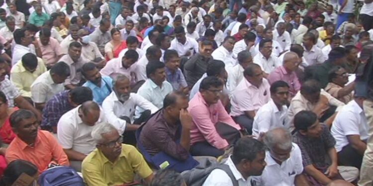 10 அம்ச கோரிக்கைகளை வைத்து போராட்டம் நடத்திய ஆசிரியர் சங்கத்தினர் கைது