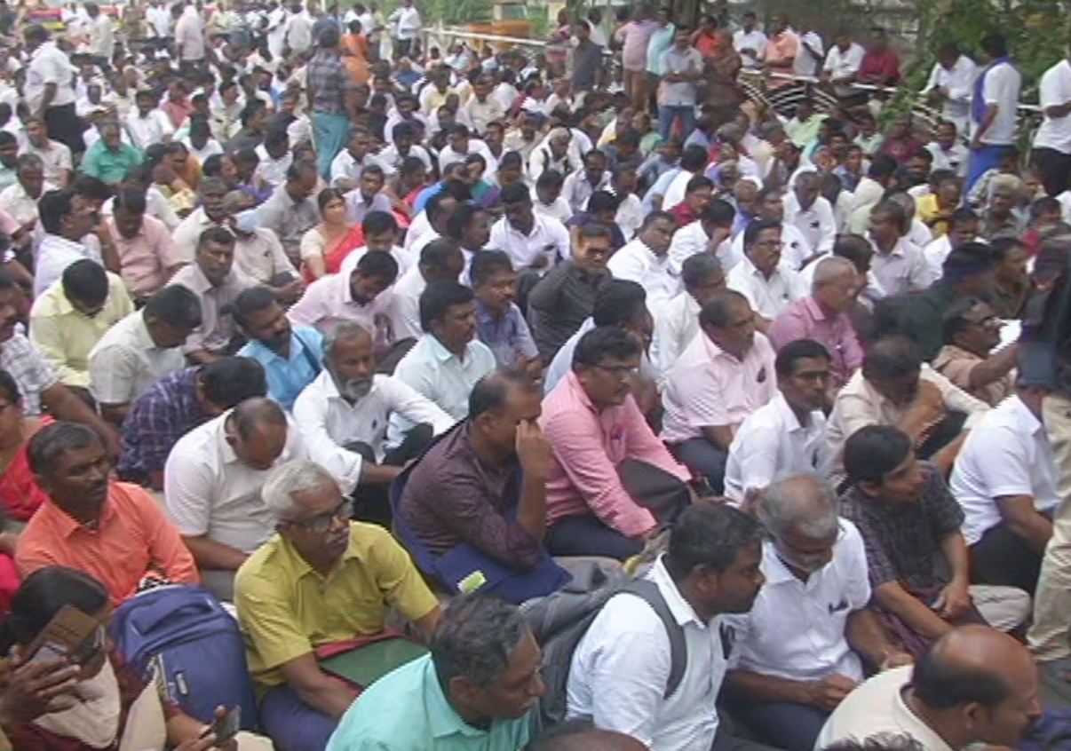 10 அம்ச கோரிக்கைகளை வைத்து போராட்டம் நடத்திய ஆசிரியர் சங்கத்தினர் கைது