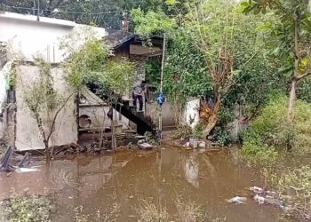 கோரகொல்லை கிராமத்தில் 35 வீடுகளை சூழ்ந்த மழை நீர் வீடுகளை விட்டு வெளியே வர முடியாமல் தவிக்கும் மக்கள்