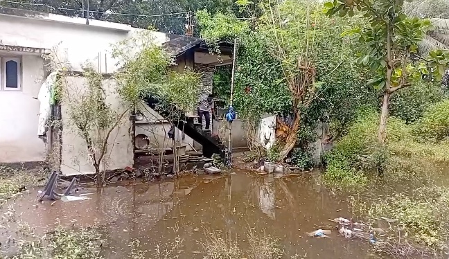கோரகொல்லை கிராமத்தில் 35 வீடுகளை சூழ்ந்த மழை நீர் வீடுகளை விட்டு வெளியே வர முடியாமல் தவிக்கும் மக்கள்