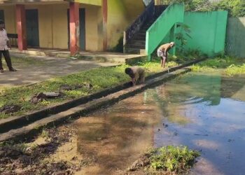 மயிலாடுதுறை நகரில் நகராட்சி மேல்நிலைப் பள்ளியில் சூழ்ந்த தண்ணீர் காரணமாக பள்ளிக்கு இன்று மட்டும் விடுமுறை அறிவிப்பு