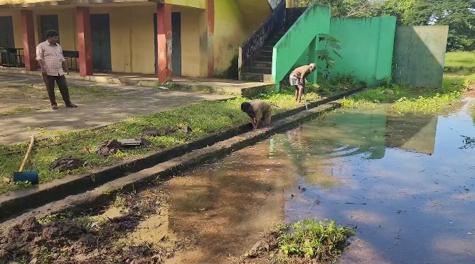 மயிலாடுதுறை நகரில் நகராட்சி மேல்நிலைப் பள்ளியில் சூழ்ந்த தண்ணீர் காரணமாக பள்ளிக்கு இன்று மட்டும் விடுமுறை அறிவிப்பு