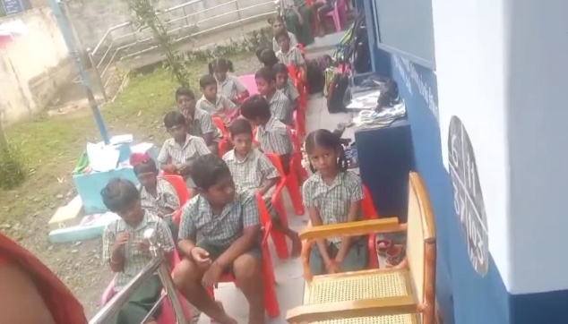 பாண்டூர் ஊராட்சி ஒன்றியத்துக்கு சொந்தமான துவக்கபள்ளி கட்டிடத்தில் பராமரிப்பு பணி வகுப்பறைகள் தண்ணீர்