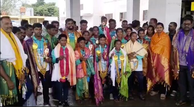 69-ஆவது தேசிய அளவிலான மல்லர் கம்பப்போட்டியில் தமிழக மாணவர்கள் தங்கம் வென்று சாதனை பொதுமக்கள் வரவேற்பு