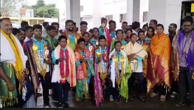 69-ஆவது தேசிய அளவிலான மல்லர் கம்பப்போட்டியில் தமிழக மாணவர்கள் தங்கம் வென்று சாதனை பொதுமக்கள் வரவேற்பு