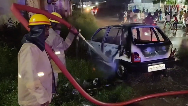 விழுப்புரத்தில் சாலையில் சென்று கொண்டிருந்த கார் திடீர் தீ பிடித்த எரிந்து சேதம்