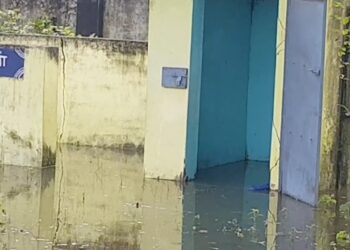 திருவாரூரில் பள்ளியை சூழ்ந்த மழை நீர் – மழை விட்டு 3 நாட்கள் ஆகியும் வடியாததால் மாணவர்கள் அவதி