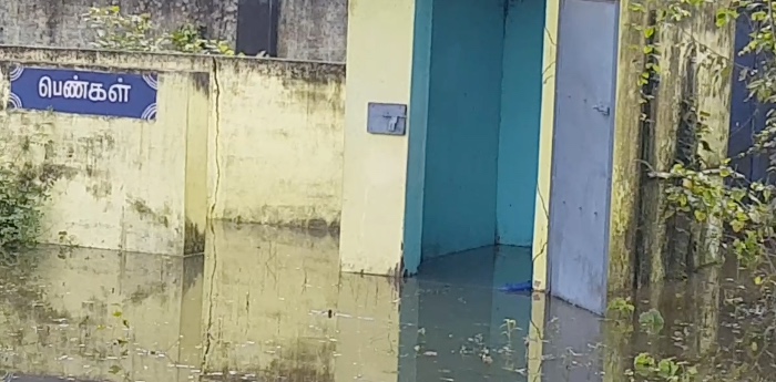 திருவாரூரில் பள்ளியை சூழ்ந்த மழை நீர் – மழை விட்டு 3 நாட்கள் ஆகியும் வடியாததால் மாணவர்கள் அவதி